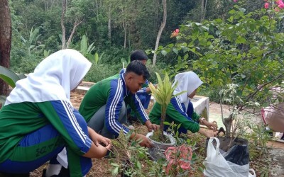 Ciptakan Lingkungan Madrasah yang Asri, MAN 1 Empat Lawang mengadakan Kegiatan Penghijauan Madrasah